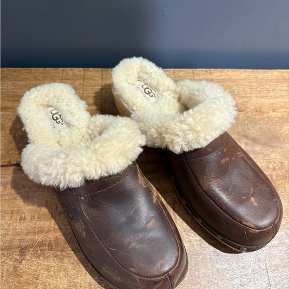 UGG Women’s Brown Wooden Shearling Lined Clogs - Picture 2 of 13